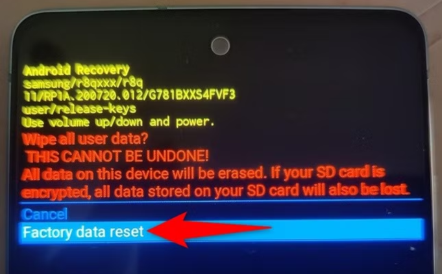 اختيار Wipe data factory reset من Recovery Mode على هاتف Samsung