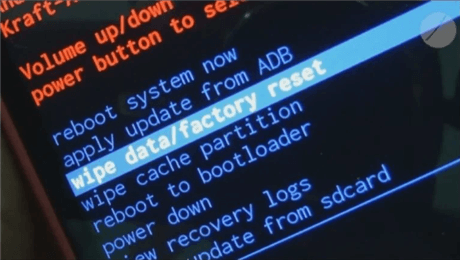 حدد خيار "مسح البيانات/إعادة ضبط المصنع"