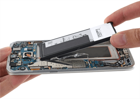 Den Akku herausnehmen