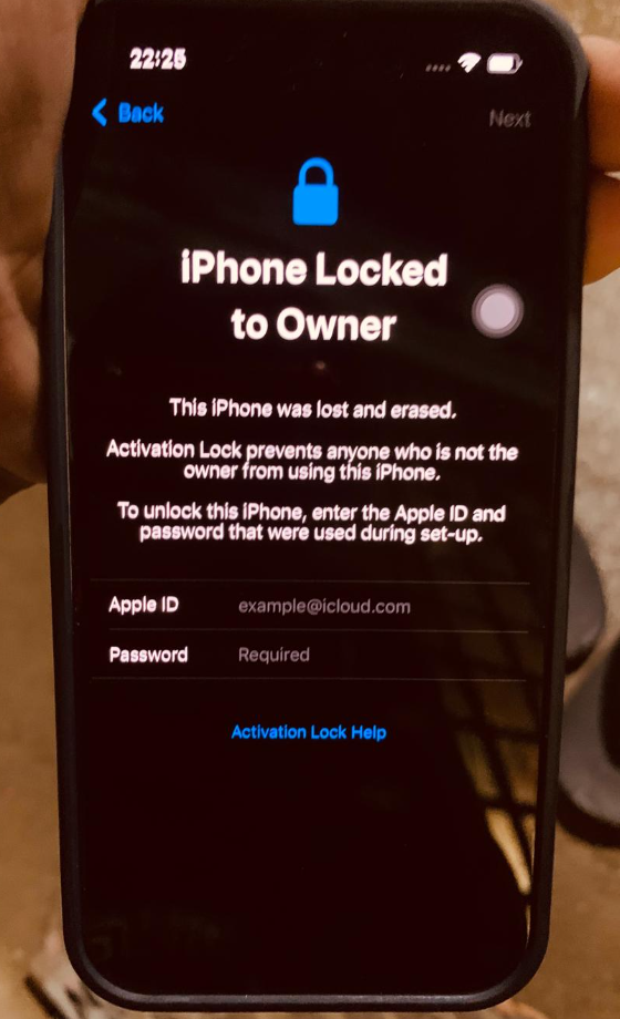 iPhone Aktivierungssperre mit Apple-ID-Anmeldung auf dem Bildschirm