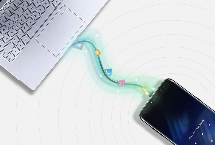 Teléfono celular conectado a la computadora portátil