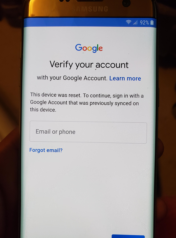 Pantalla de verificación de cuenta Google después de restablecer un teléfono Android
