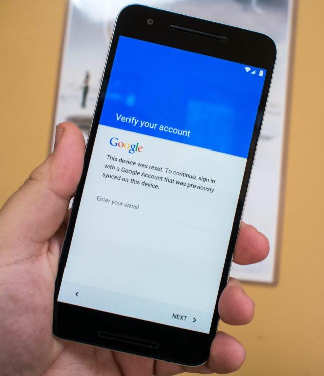 Pantalla de verificación de una cuenta Google previamente sincronizada después de restablecer Android