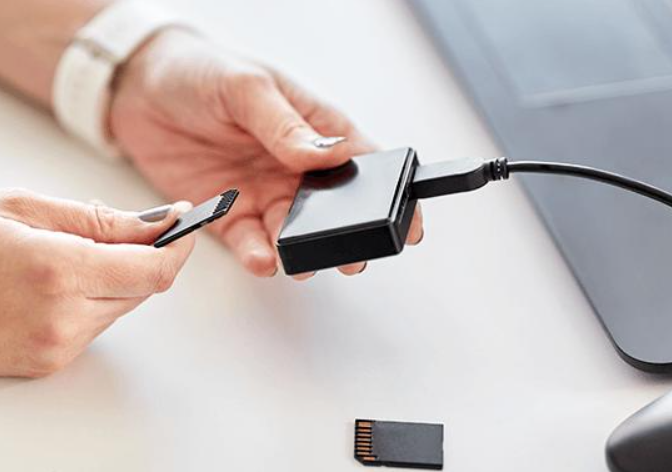 Tarjeta microSD conectada al ordenador con un lector para recuperar archivos de un celular que no prende