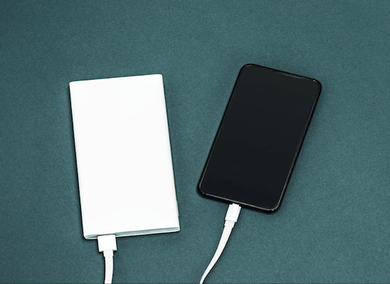 Conecta el dispositivo a un cargador o power bank