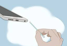 Limpia la ranura del altavoz del iPhone