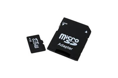 Une carte micro SD avec son adaptateur