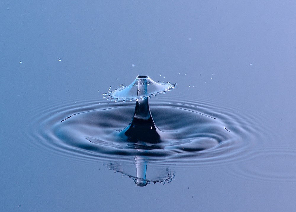 Une photo montrant les détails d’une gouttelette d’eau