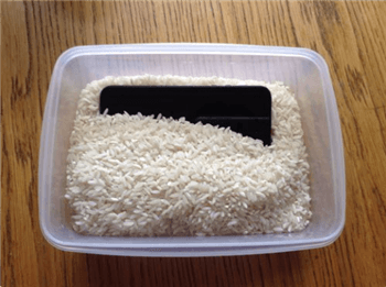 iPhone imbevuto di riso crudo