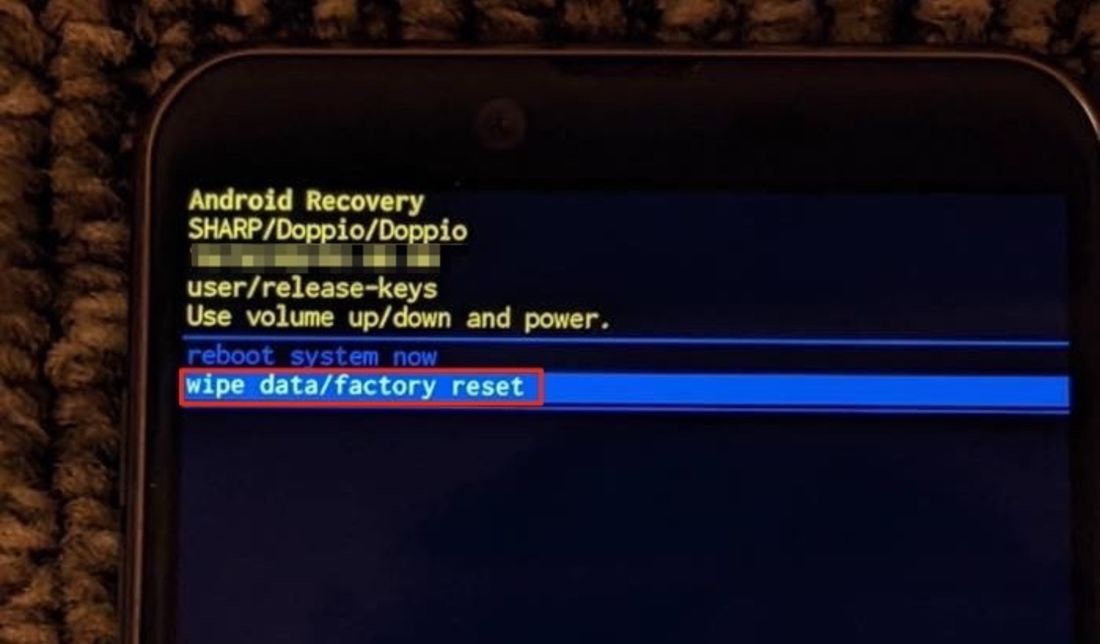 「Wipe data/factory reset」を選択