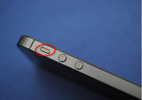 iPhoneをマナーモードに設定する
