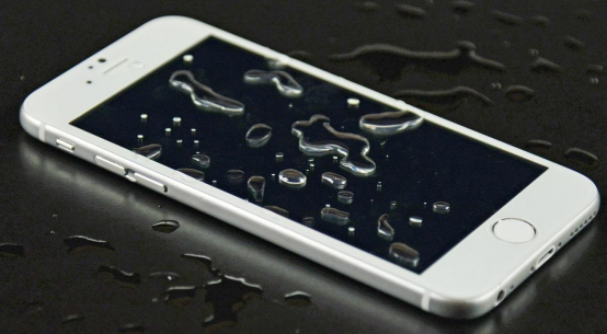 iPhoneが水没した時の対処法とデータの取り出し方
